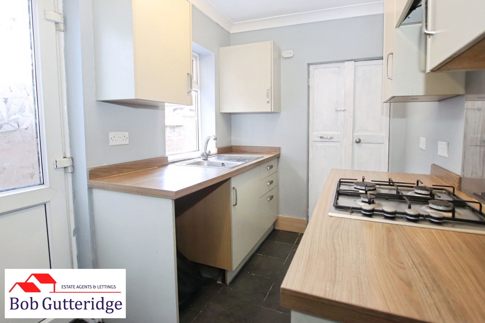 FITTED KITCHEN